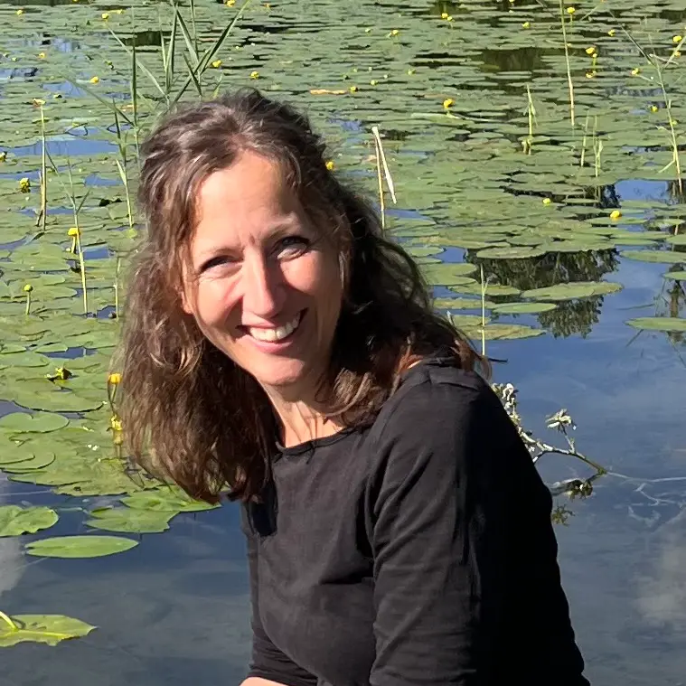 Jeannine Maurer am See, im hintergrund voller gelber Seerosen