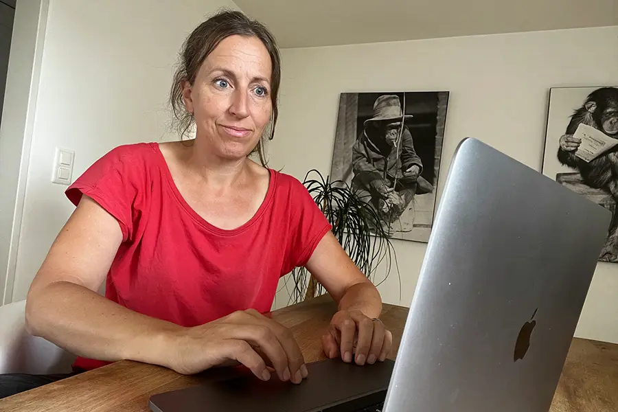 Jeannine Maurer am Laptop. Stundenlange Datenarbeiten damit die Technik wieder rund läuft.