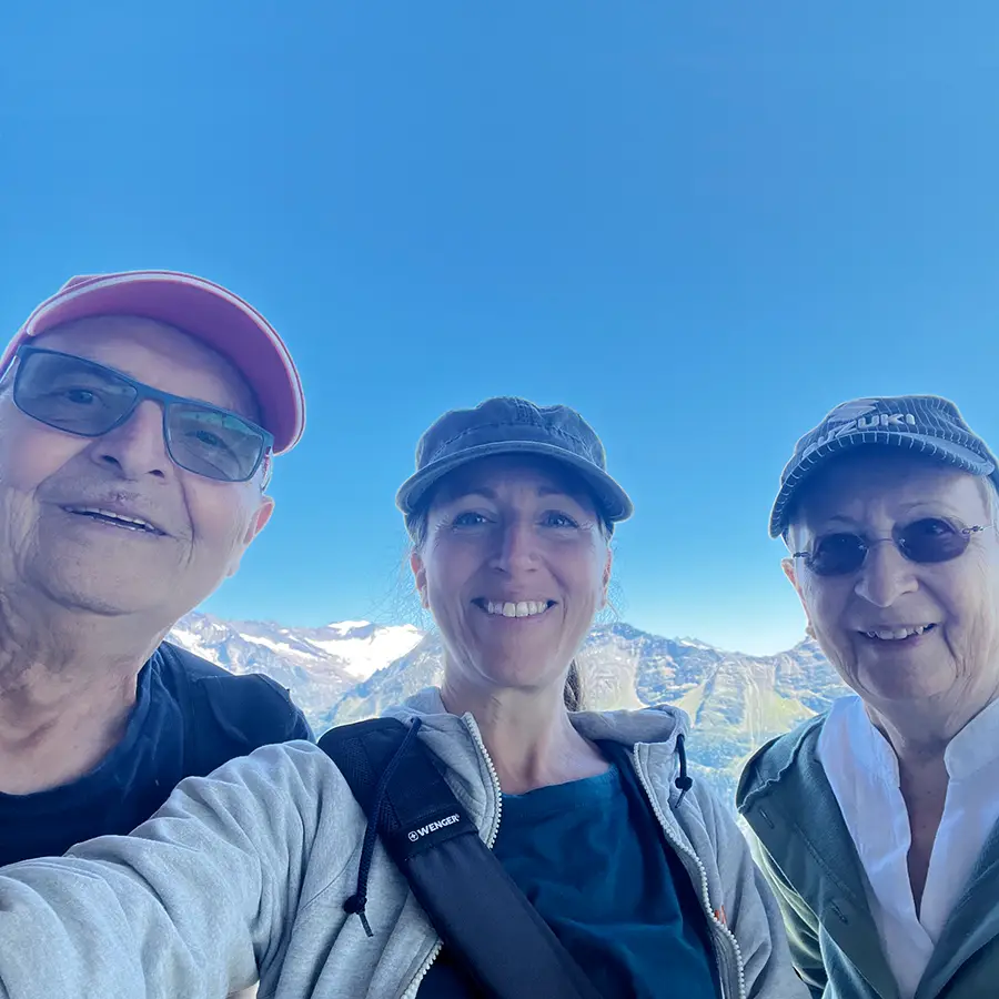 Mam, Paps und ich. Sie kamen uns in den Bergen besuchen für einen Tag. Es war so schön.