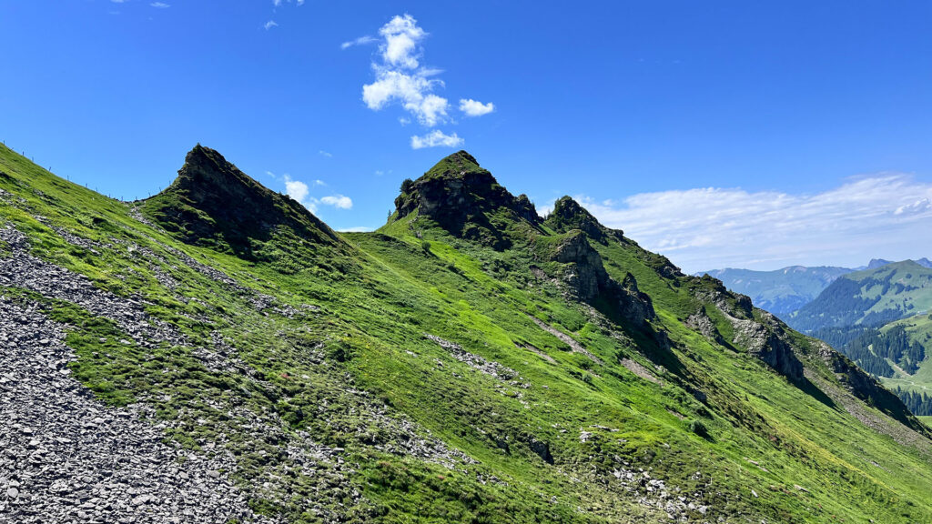 Bergkette strahlt viel Ruhe aus. Der stahlblaue Himmel mit wenigen weissen Wolken lädt zum träumen ein.