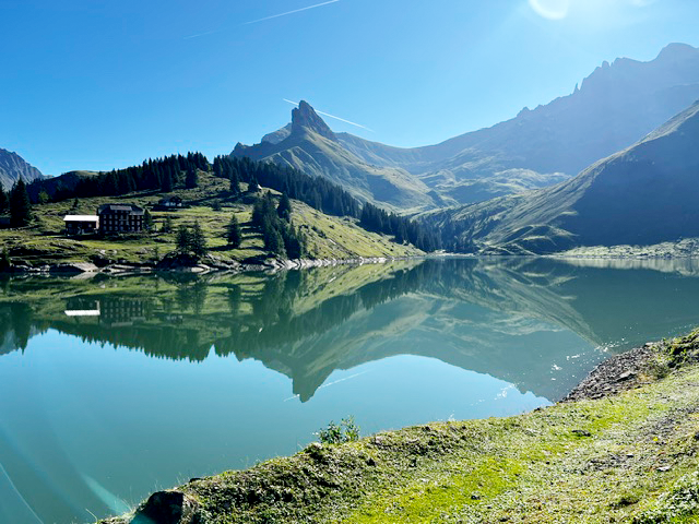 Bannalpsee und die Berghütte