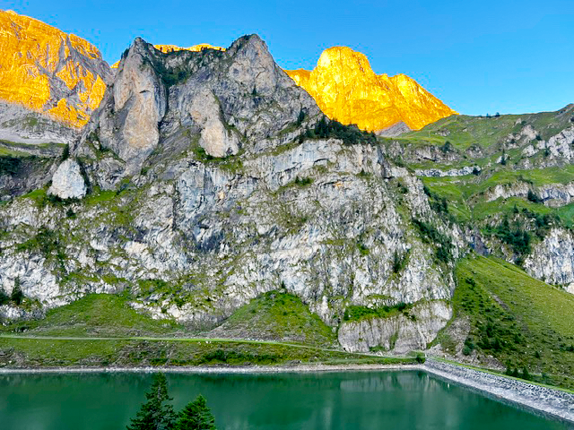Bergspitzen in der Morgensonne