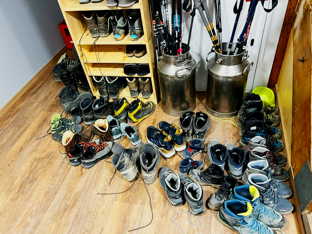 Schuhe in der Berghütte