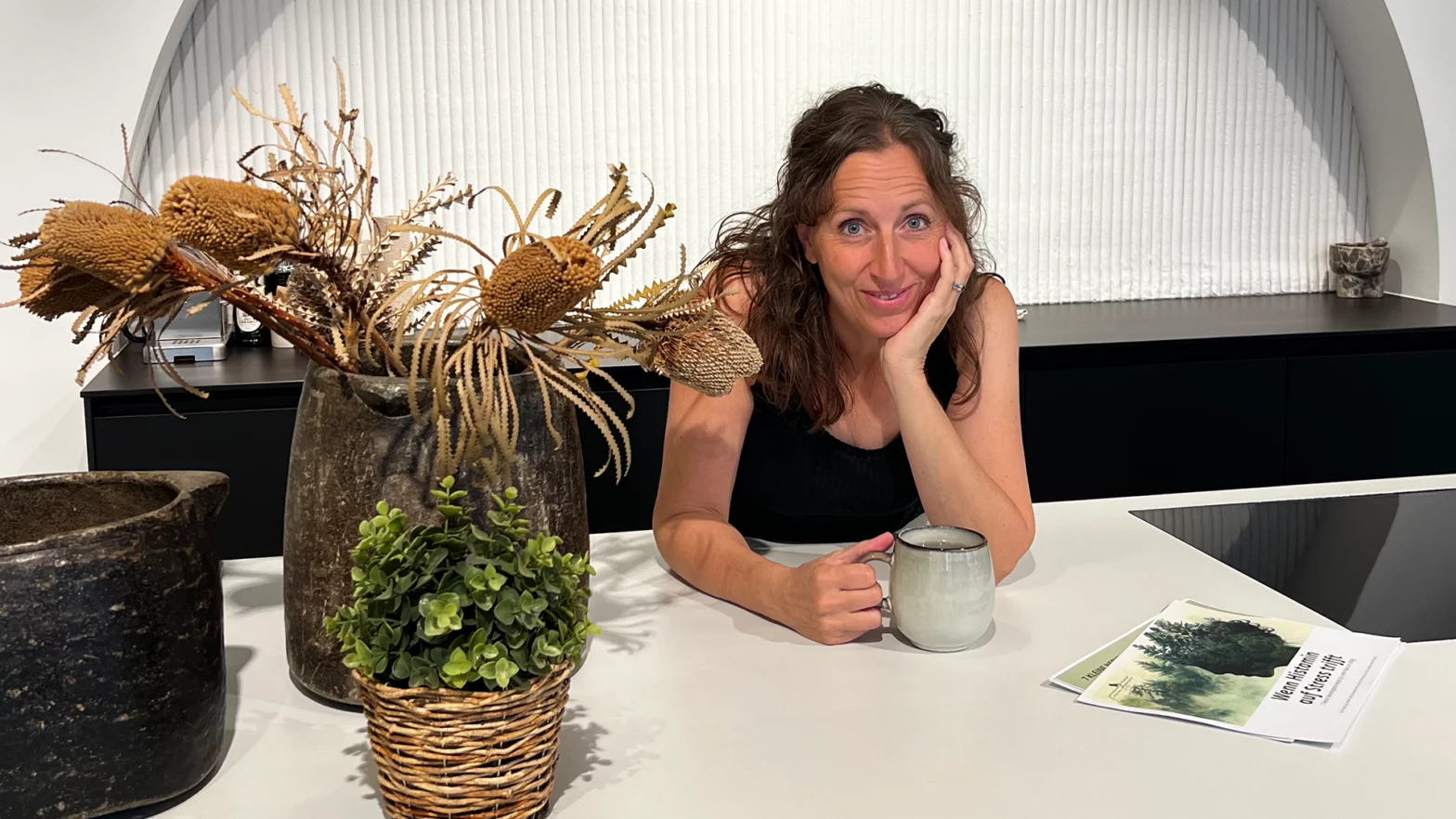 Jeannine Maurer nach einem stressigen Tag in der Küche am Tee geniessen